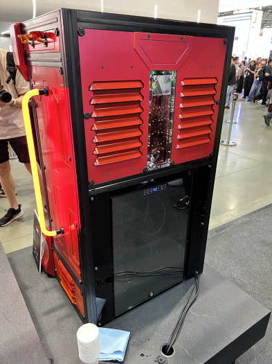 Im unteren Bereich befindet sich ein Getränkekühlschrank. (Bild: Martin Böckmann)